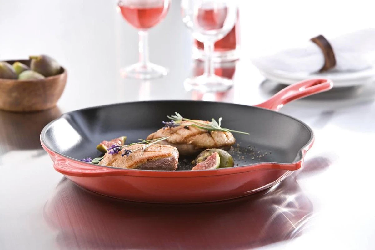 Le Creuset - Gietijzeren Ronde Skillet In Kersenrood 23cm - Afbeelding 4